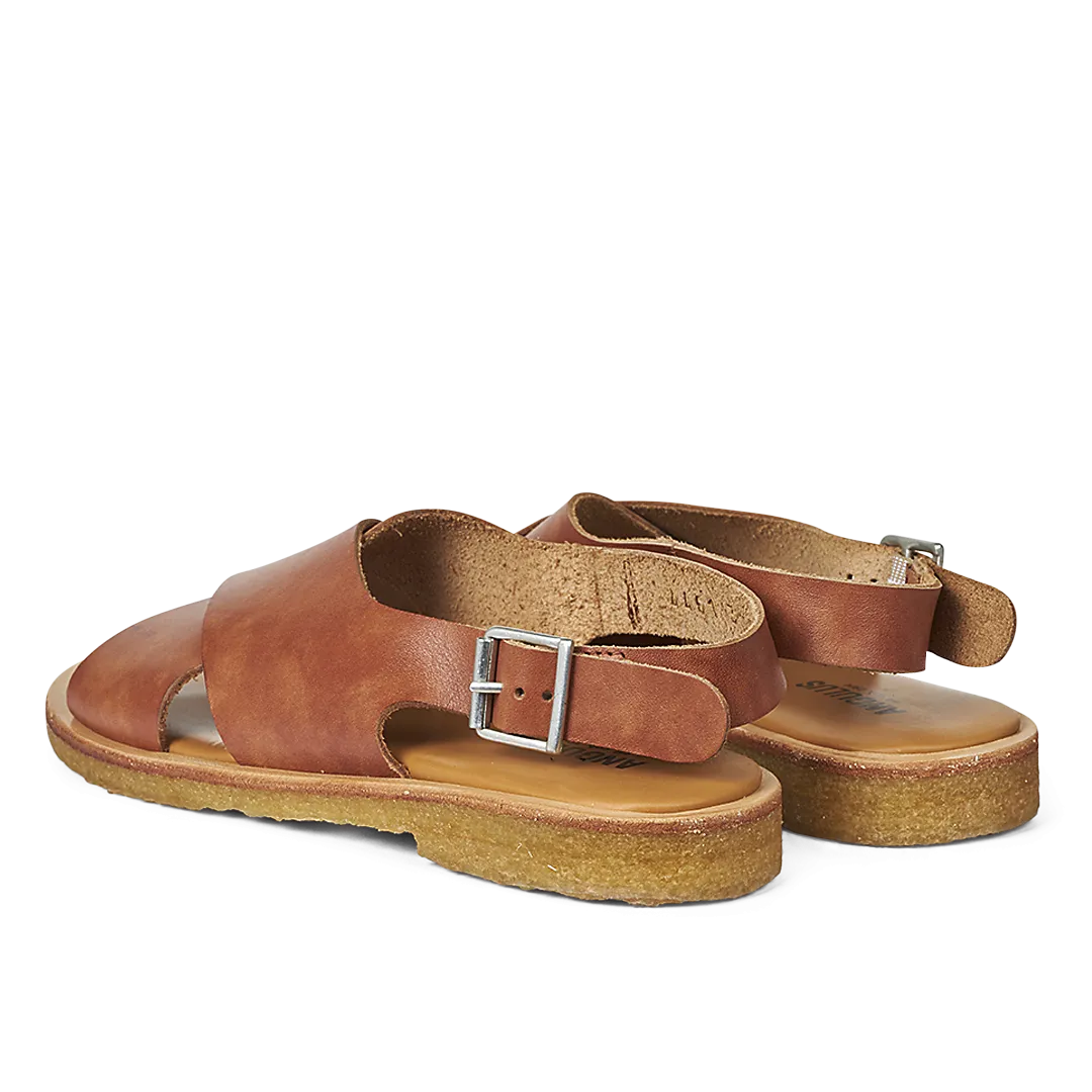 Cross sandal with buckle closure
