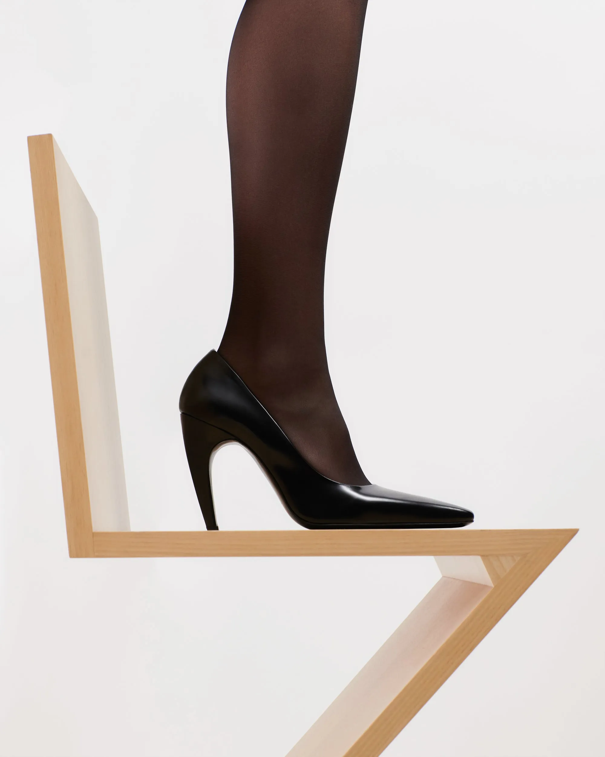 Fame Pump in Black Brushed Leather