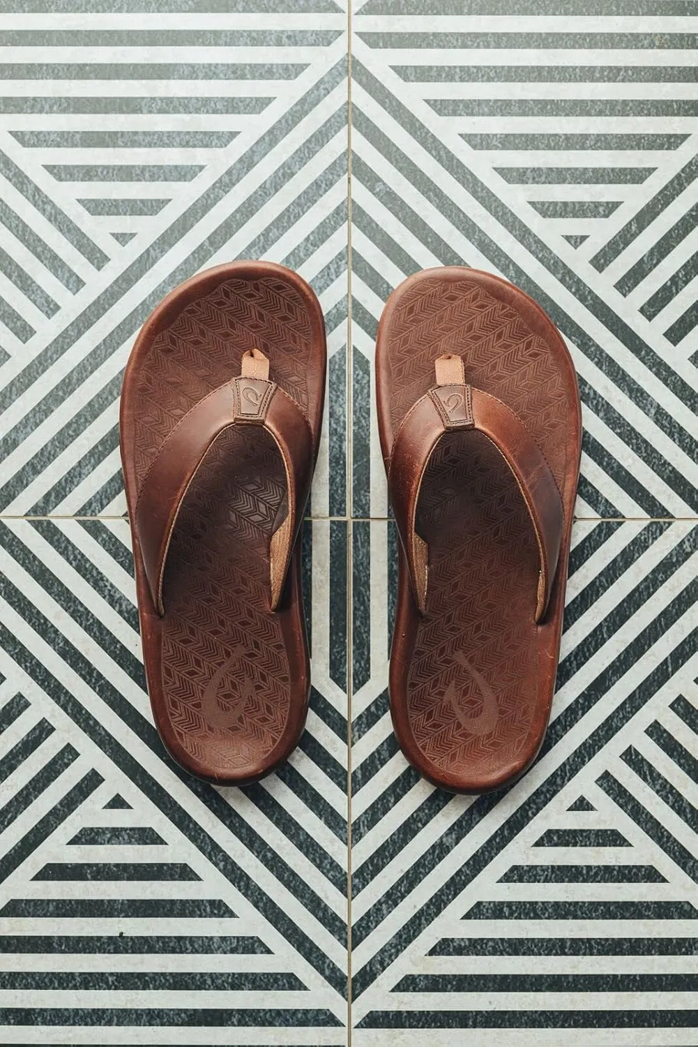 OLUKAI 'Ilikai Men's Leather Sandals, Full-Grain Leather Flip-Flop Slides, Anatomical Footbed & Cushioning, Comfort Fit & Wet Grip Rubber