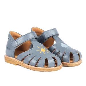 Starter sandal with weather embroidery